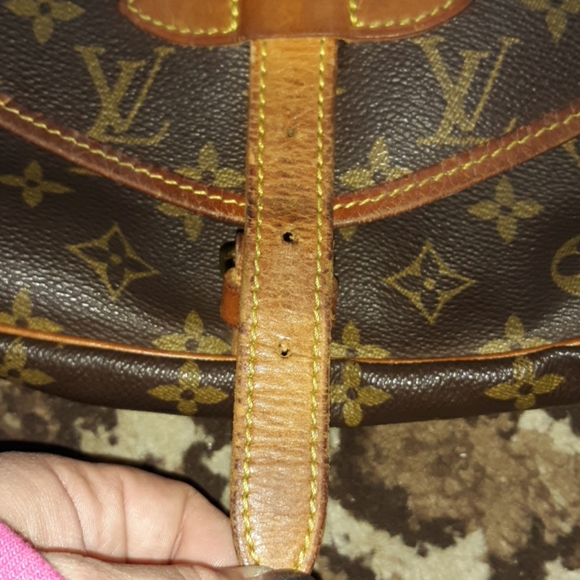 Louis Vuitton Saumur 30 Crossbody - Picture 6 of 8